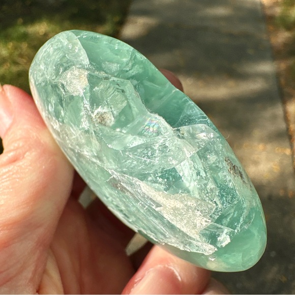Genuine 574.00 Cts Green Fluorite Heart - Picture 13 of 16